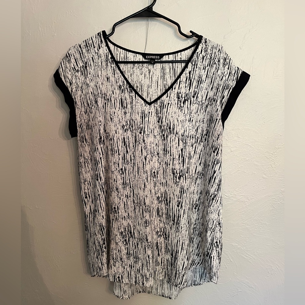 Express abstract black and white blouse Size L